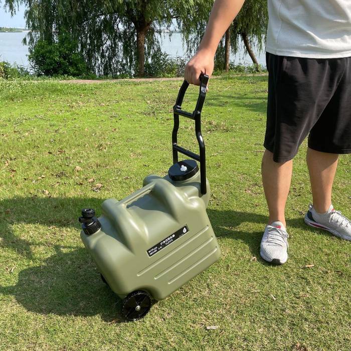 Канистра для воды с ручкой и колесами, 28 л