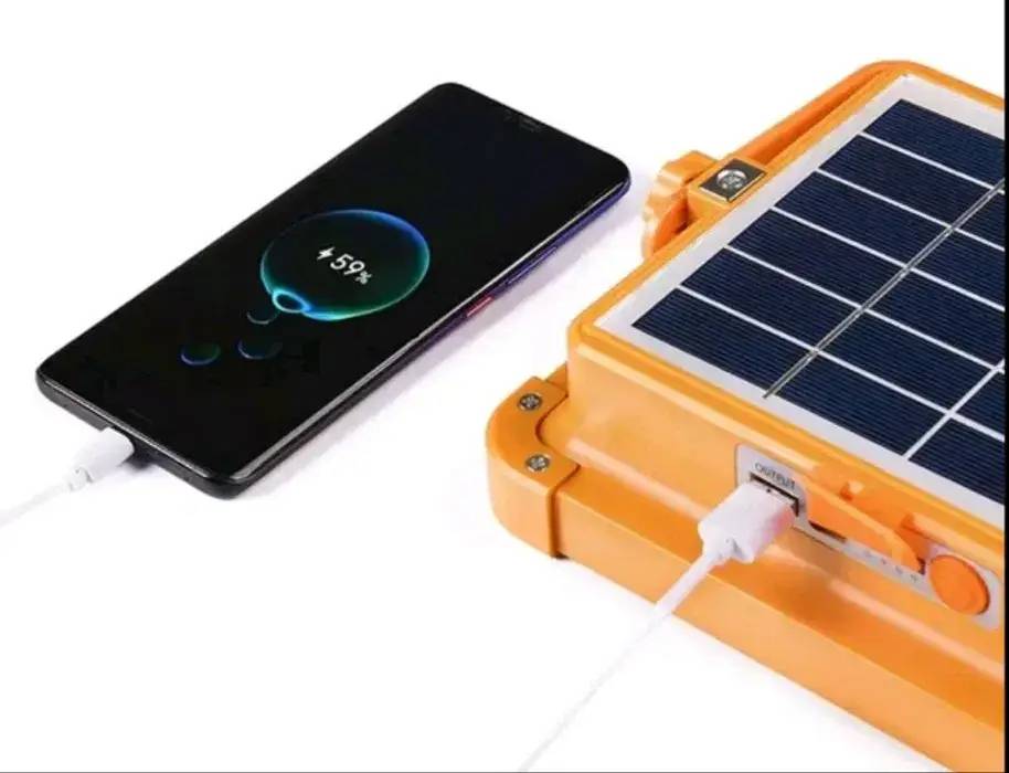 Портативный фонарь-прожектор с солнечной батареей с павербанком