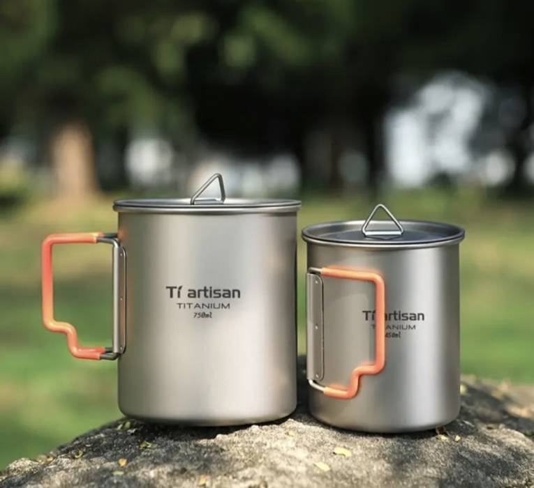 Титановая кружка со складными ручками и крышкой 